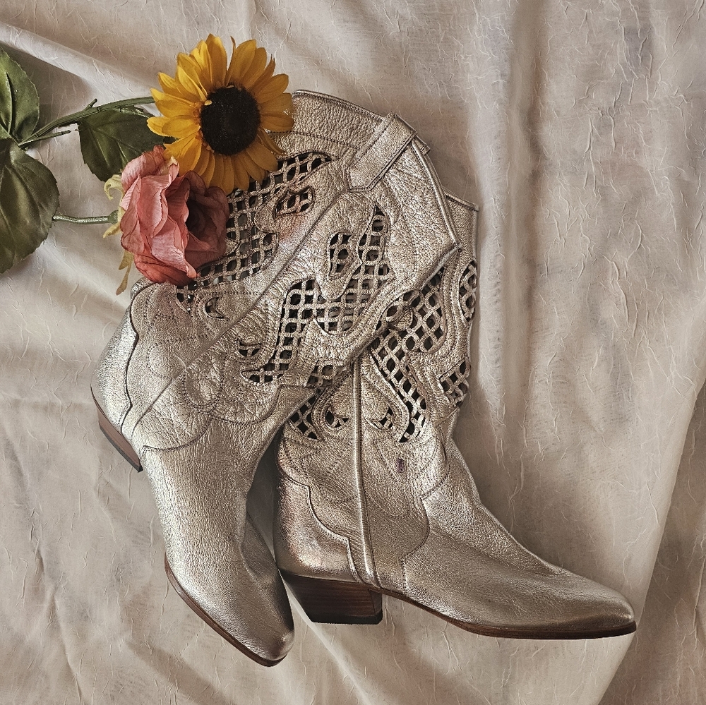 VINTAGE Lenni Silver Heeled Boots with Intricate Design (Made In ITALY)
